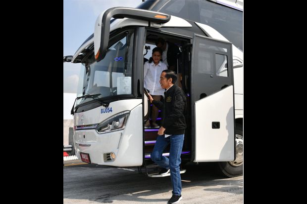 Jokowi: Tol Trans Jawa...