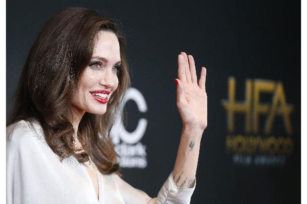 Manuver Angelina Jolie...