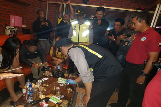 Polisi Tes Urin Pengunjung...