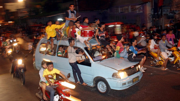 Malam Tahun Baru, Masyarakat...