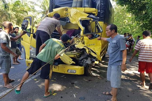 Truk Colt Diessel Tabrak...