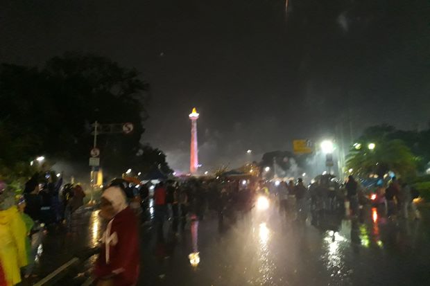 Hujan-hujanan, Ribuan...