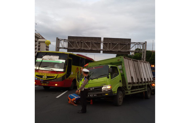 Truk Pecah Ban di Tol...