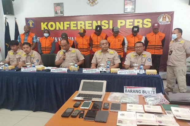 8 Imigran Gelap asal...