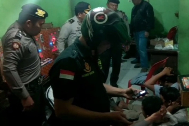 Polisi Gerebek Kampung...