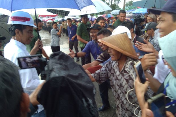 Hujan Deras dan Ratusan...