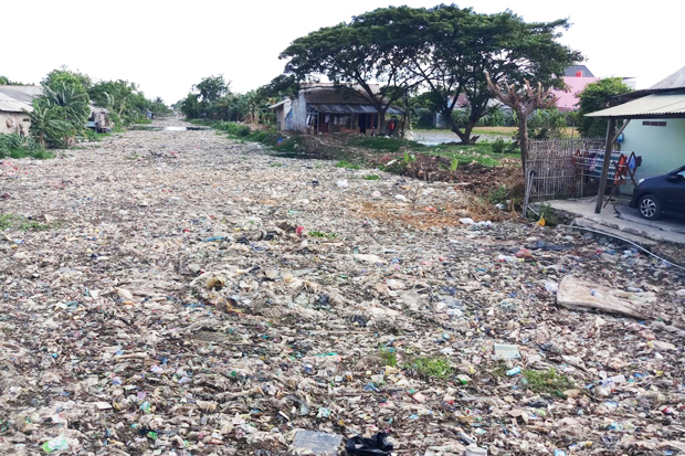 Tumpukan Sampah di Kali...