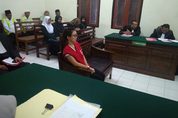 Wanita Cantik Ini Pasrah...