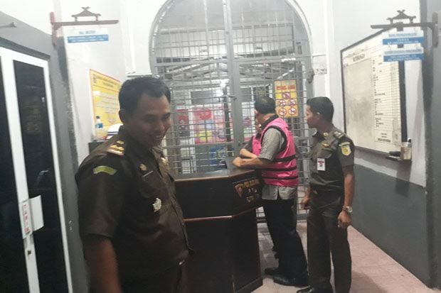 2 Tersangka Kasus Korupsi...