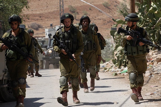 Tentara Israel Gerebek...