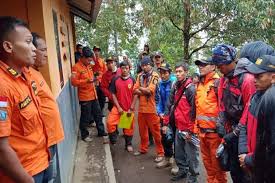 Puncak Dilanda Badai,...