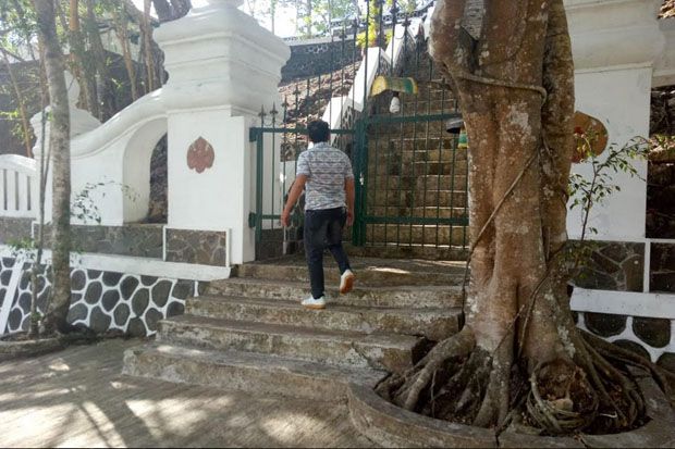 Pertapaan Kembang Lampir,...