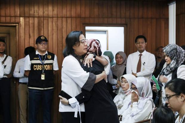 Sri Mulyani Serahkan...