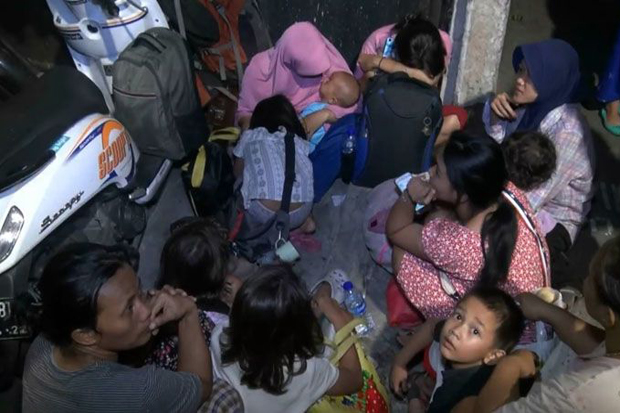 Ratusan Warga Jelambar...