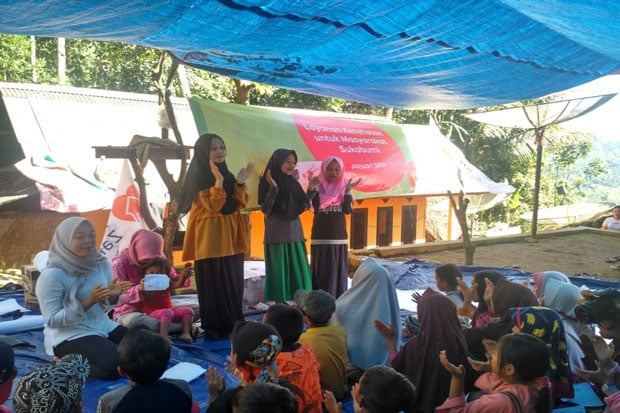 Bantu Korban Longsor...
