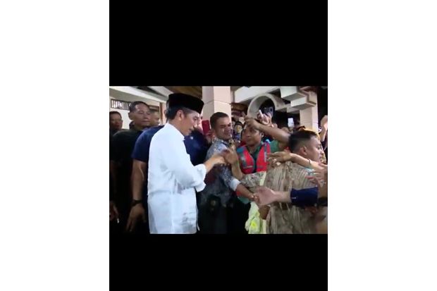 Reaksi Jokowi saat Diminta...