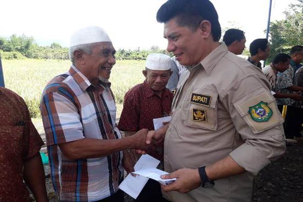 Bupati Halbar Beri Insentif...