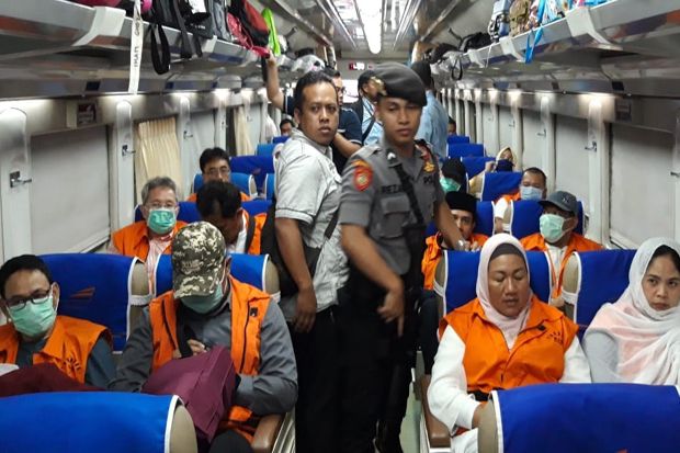 Terborgol di Kereta,...