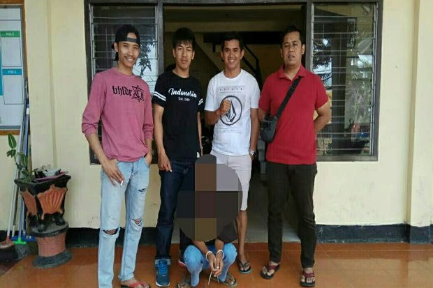 Renggut Kesucian Gadis...