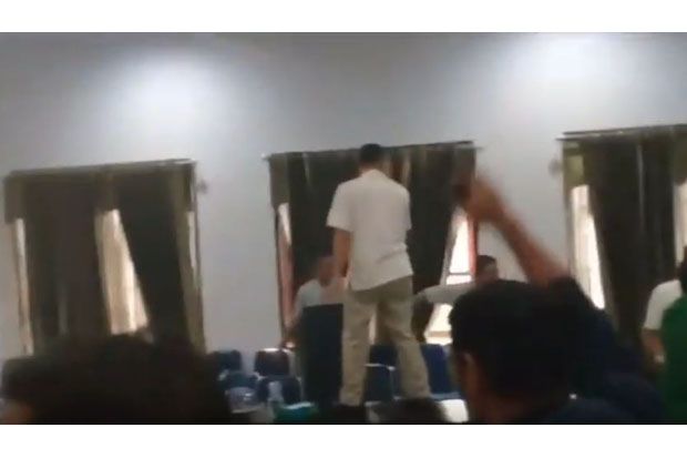 Video Dewan Ricuh, Kursi...