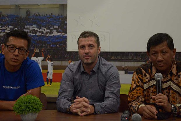 Resmi Tangani Persib,...