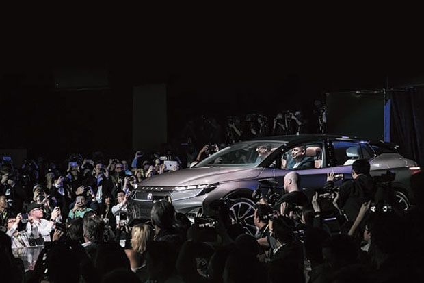 Perusahaan Mobil Pamerkan...