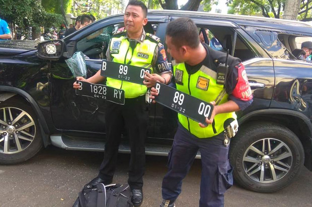 Pakai Mobil Mewah, Aksi...