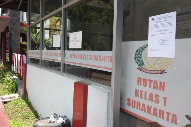 Pasukan Brimob dan Sabhara...