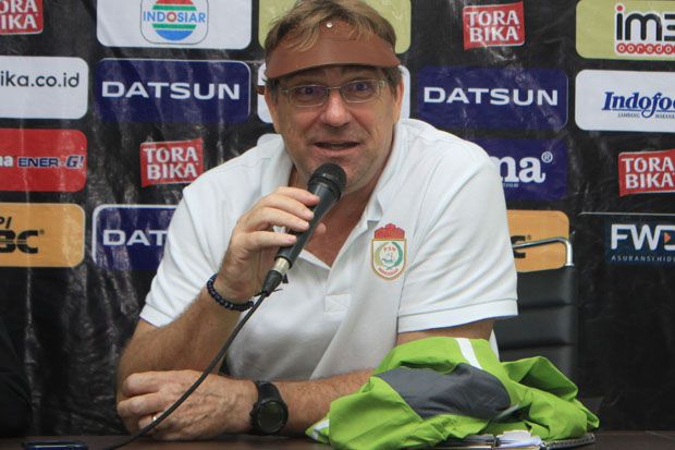Pelatih Robert Alberts...