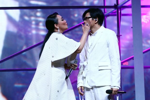 Armand Maulana-Dewi...