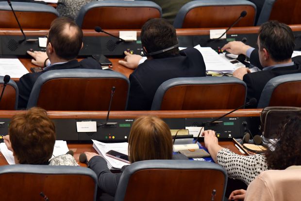 Parlemen Macedonia Setuju...