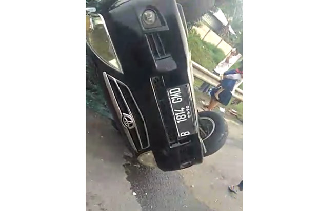Avanza Terbalik Disenggol...