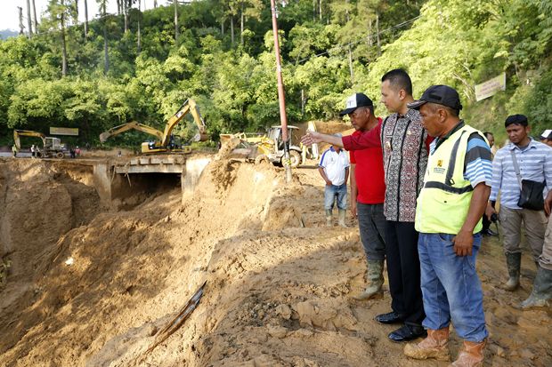 Wagub Sumut Tinjau Longsor...
