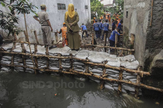 Tanggul Jebol di Jatipadang...