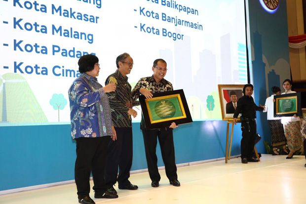 Kota Makassar Raih Sertifikat...