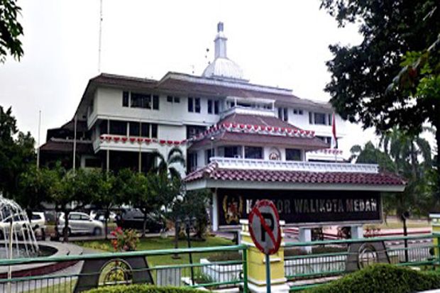 Parkir Terbatas, Pegawai...