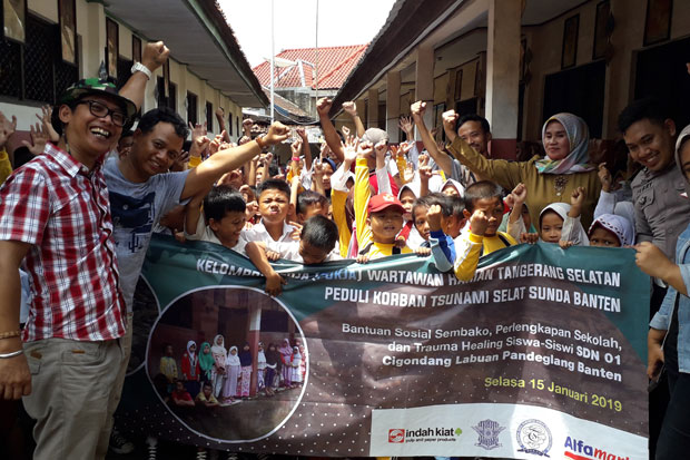 Wartawan Tangsel Salurkan...