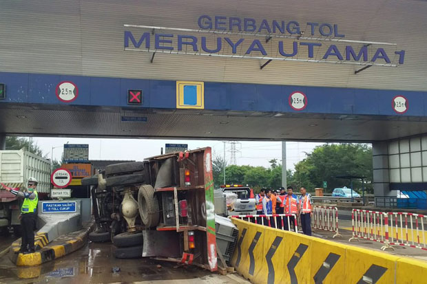 Truk Terbalik di Gerbang...