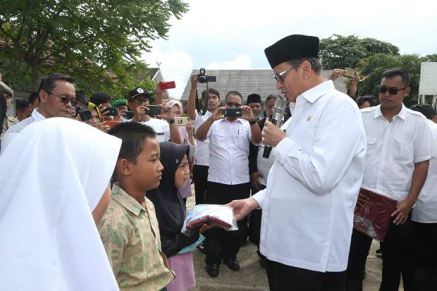 Gubernur Banten Berikan...