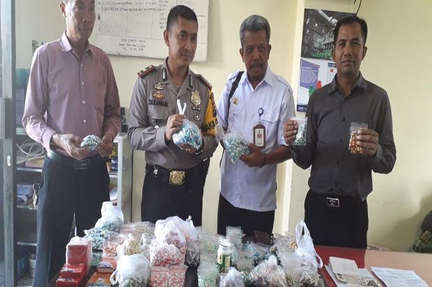 Bawa Ribuan Obat Ilegal,...