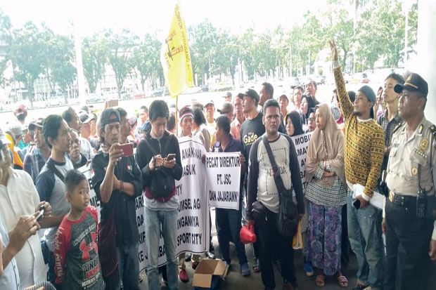 Pedagang Tuntut Gubernur...