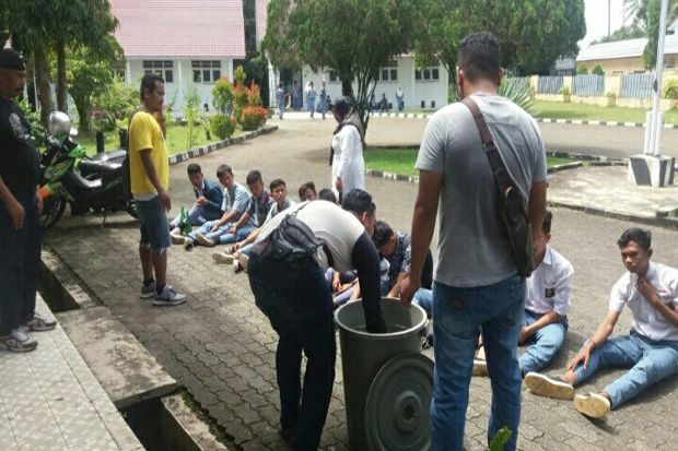 Asyik Minum Tuak, Belasan...