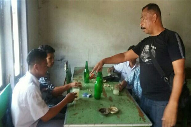 Pelajar Minum Tuak,...