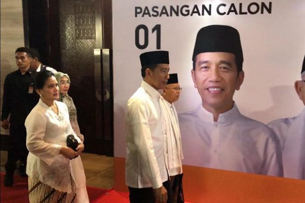 Jokowi-Maruf Hadir Kenakan...