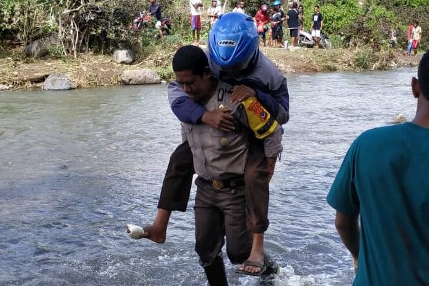 Aksi Heroik Polisi Evakuasi...