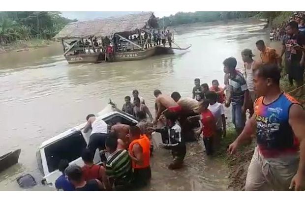 Mobil Nyebur ke Sungai,...