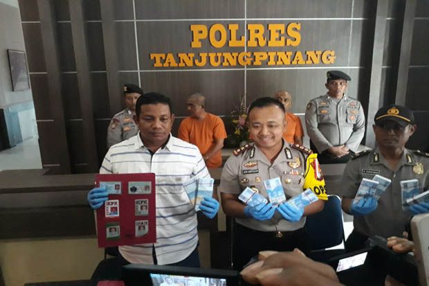 Peras Pejabat, Dua Oknum...