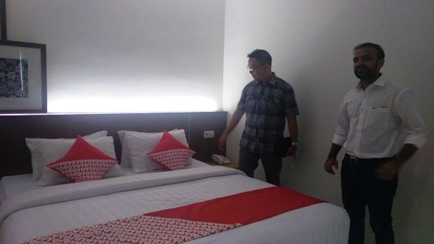 Kompetisi Ketat, Hotel...