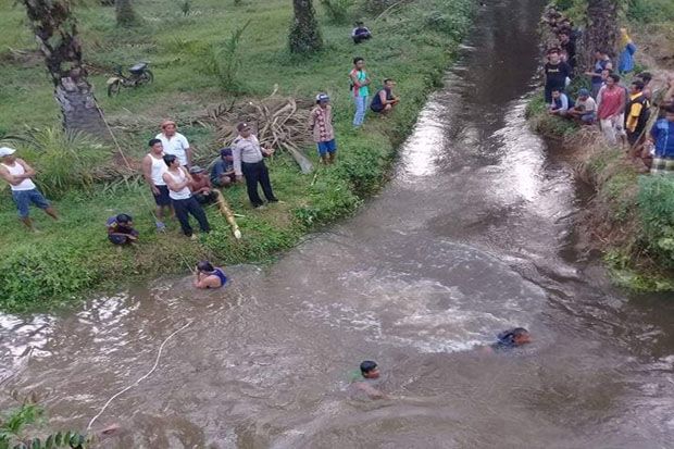 Asyik Mandi di Sungai,...