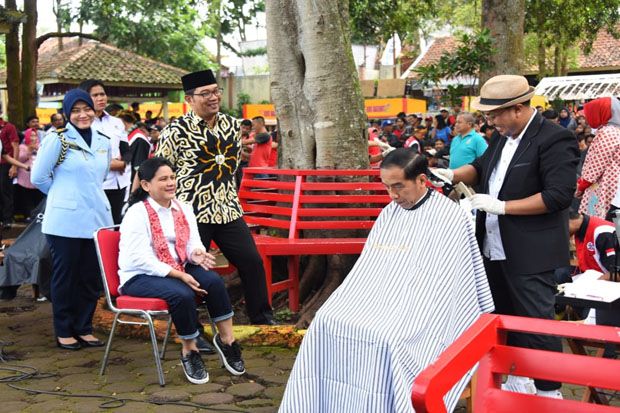 Di Garut, Jokowi Resmikan...